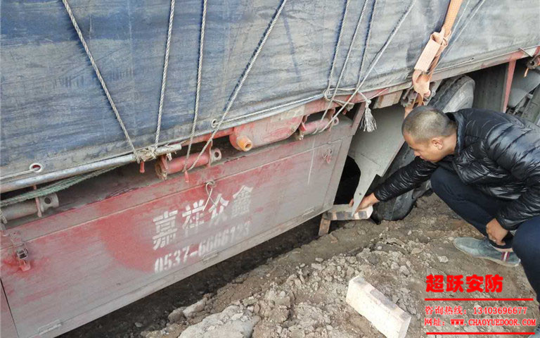 2017年10月24日工地大車陷進(jìn)泥里，工人師傅們齊心協(xié)力***后成功解決問(wèn)題。